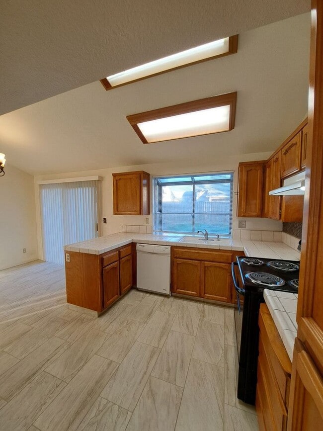 Building Photo - Charming Fresno Home with Beautiful Curb Appeal!