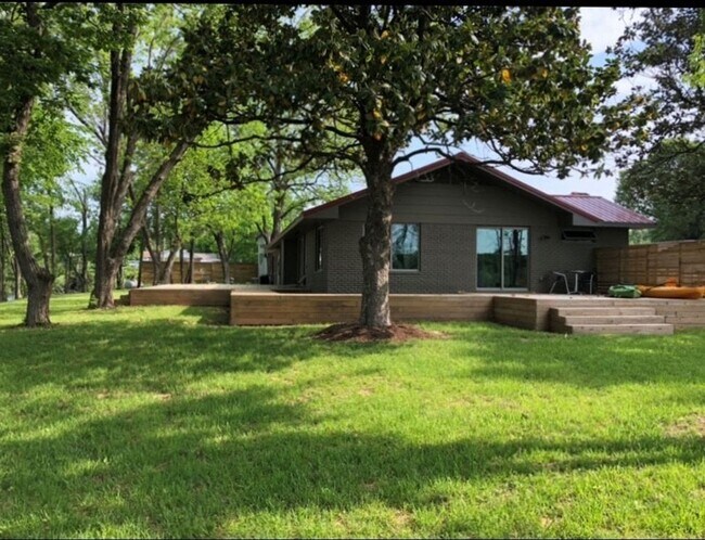 Building Photo - Lake Elmdale Escape