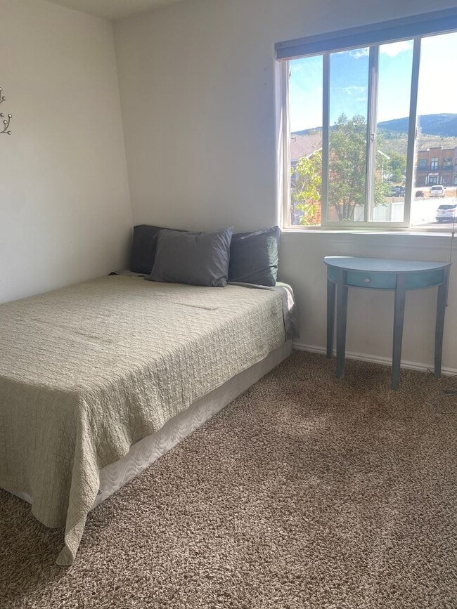 Building Photo - 3 Bedroom Victor Townhouse - Furnished