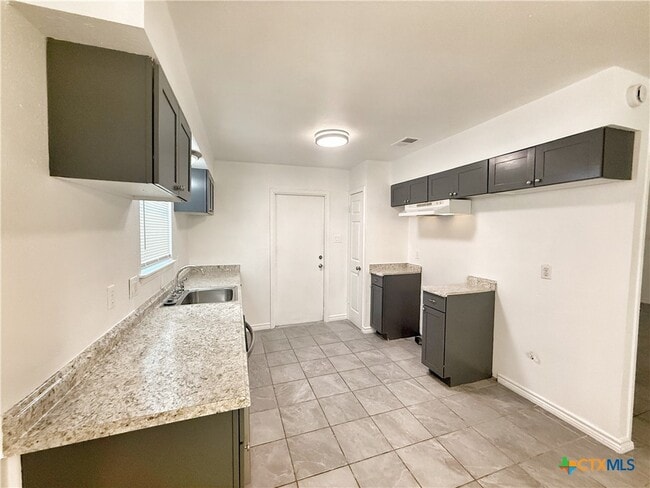 Building Photo - 912 Spring Hill Dr