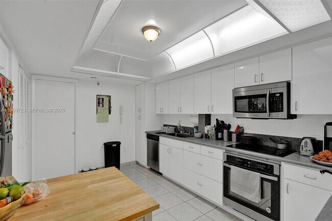 Building Photo - 9300 Bay Harbor Terrace