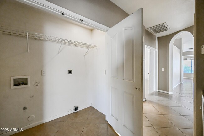 Building Photo - 3830 E Tanglewood Dr