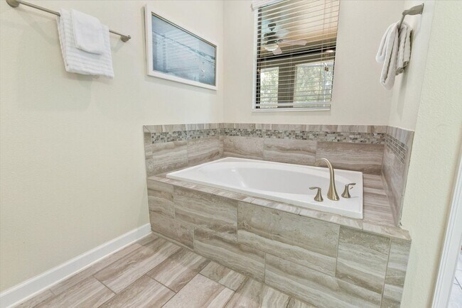 Building Photo - 1411 Rolling Fairway Dr