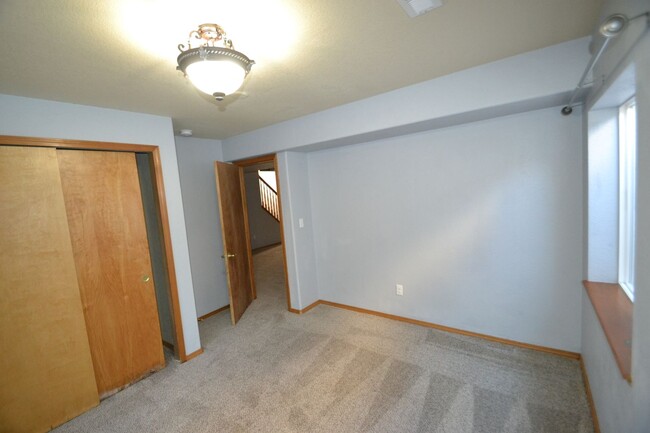 Building Photo - 6 Bed, 3.5 Bath Home Available Now!