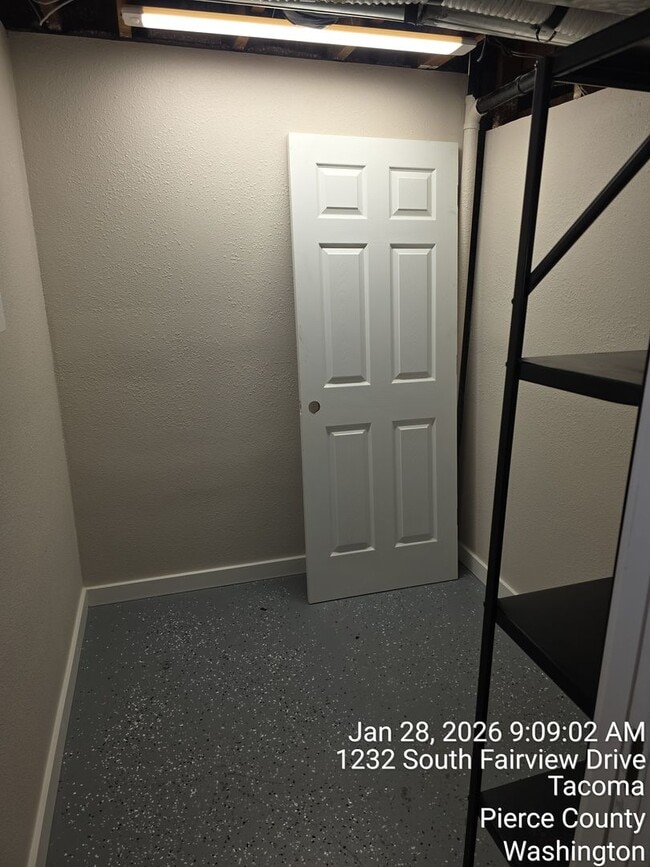 Building Photo - View home North Tacoma - 3 bedroom, 3.5 bathroom, 6 car garage - Available NOW!!!