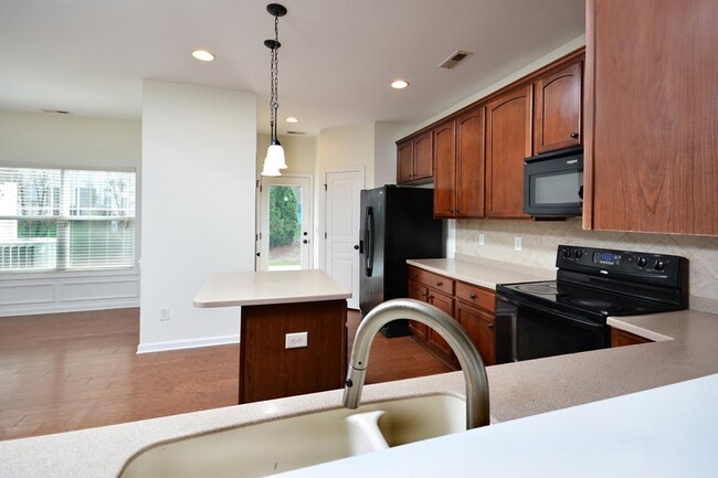 Building Photo - Townhome in Quiet Neighborhood