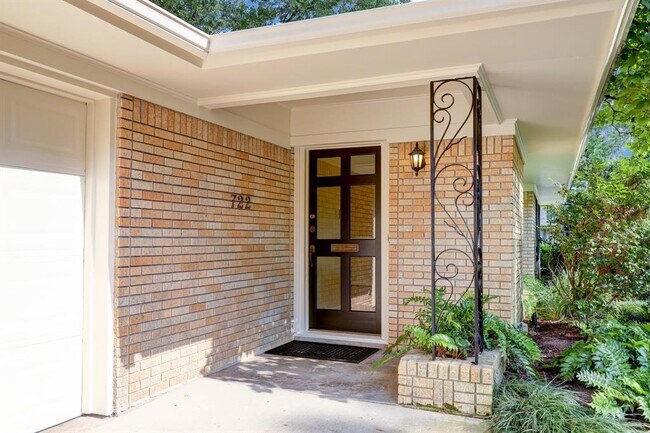 Building Photo - 722 Camelot Ln