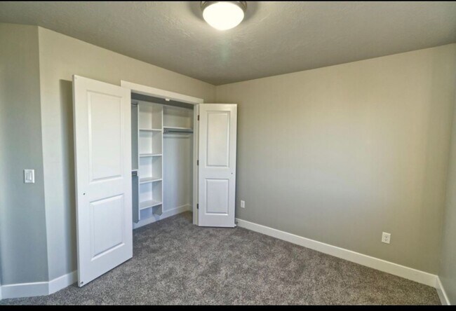 Building Photo - Cedar Bend Townhome,  Pets Okay