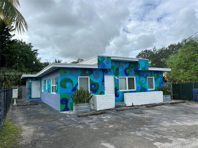 Building Photo - 110 NE 56th St