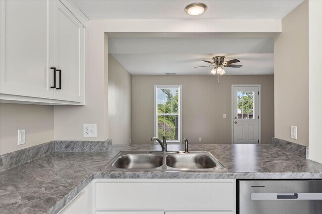 Building Photo - Pet Friendly Two Bedroom!