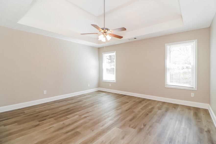 Building Photo - 2950 Northcliff Dr