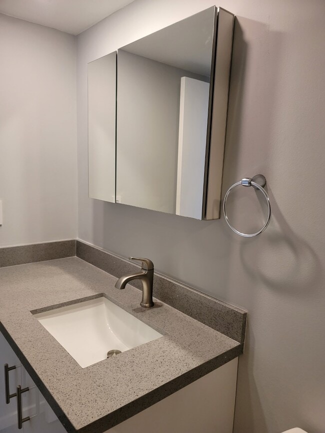 Building Photo - 10790 N Kendall Dr