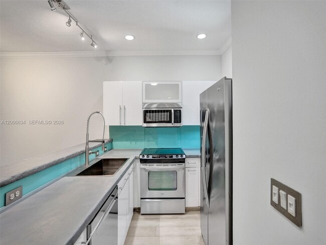 Building Photo - 835 NE 19th Ave