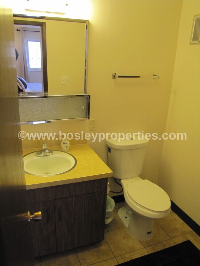 Building Photo - Furnished Month to Month Corporate Short Term Extended Stay Apartment