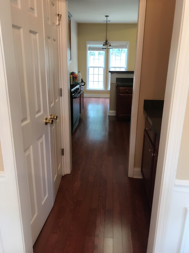 Building Photo - 535 Roland Manor Dr