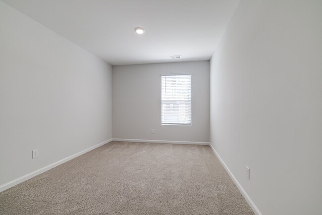 Building Photo - Spacious 4-Bedroom Home in Sought-After Lo...