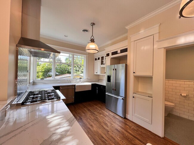 Building Photo - Gorgeous, Executive Living in Beautiful Ma...