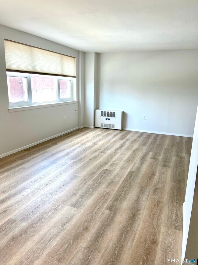 Building Photo - 893 Farmington Ave