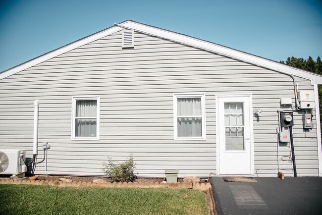 Building Photo - 506 Circle Dr