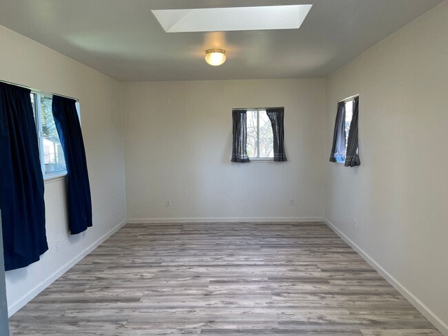 Building Photo - Pet Friendly Property in Petaluma with Private Yard!