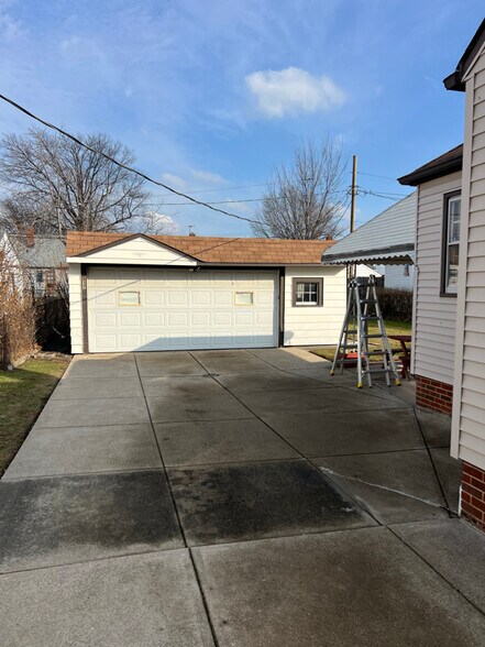 Building Photo - 837 E 218th St