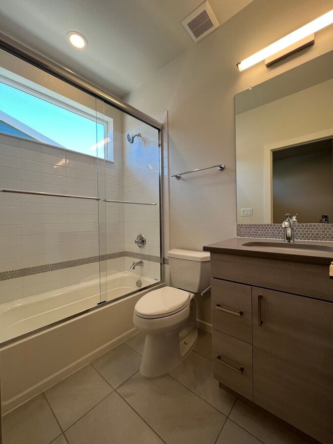 Building Photo - Modern 3B/4B Condo- Available June 10th