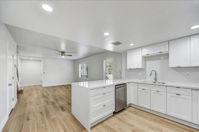 Building Photo - 12641 N Mimosa Dr