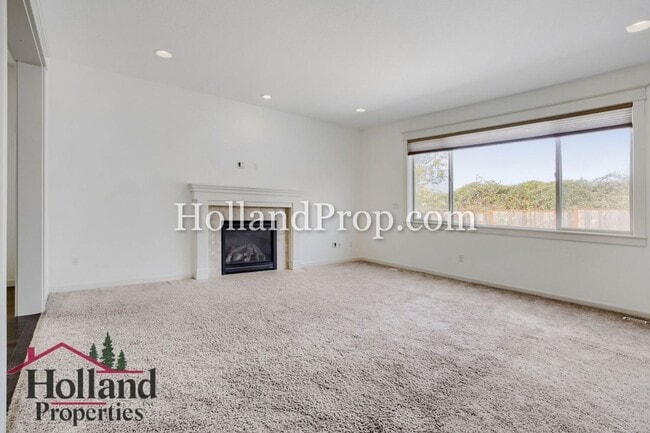 Building Photo - Spacious 4-Bedroom Portland Home with Fenced Yard, Fireplace & Modern Finishes!