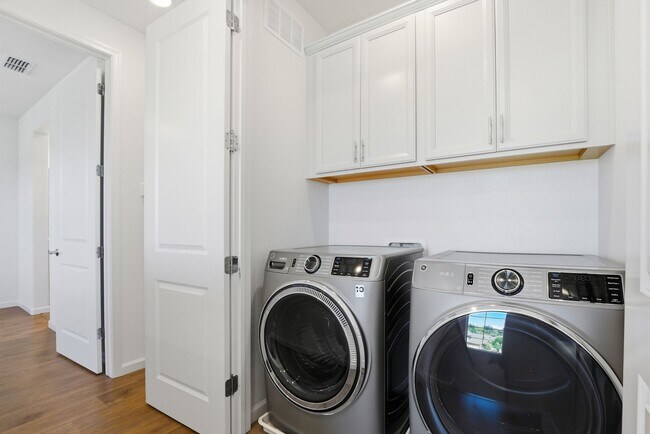 Building Photo - Spacious 3 Bed Townhome with Garage, A/C & Modern Finishes