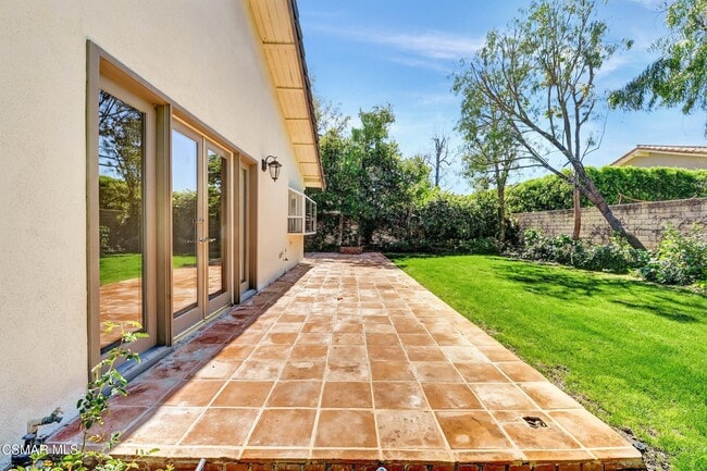 Building Photo - 2923 E Sierra Dr