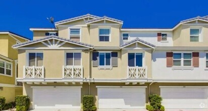 Building Photo - Tri-level 3br/3.5ba Townhouse in desirable...