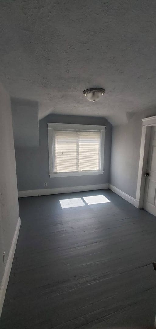 Building Photo - Charming 4-Bedroom Property in Prime Location