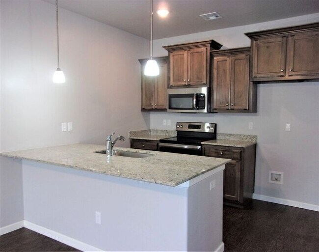 Building Photo - 2 bed 1 Bath 1 Car Garage Townhome in Del City