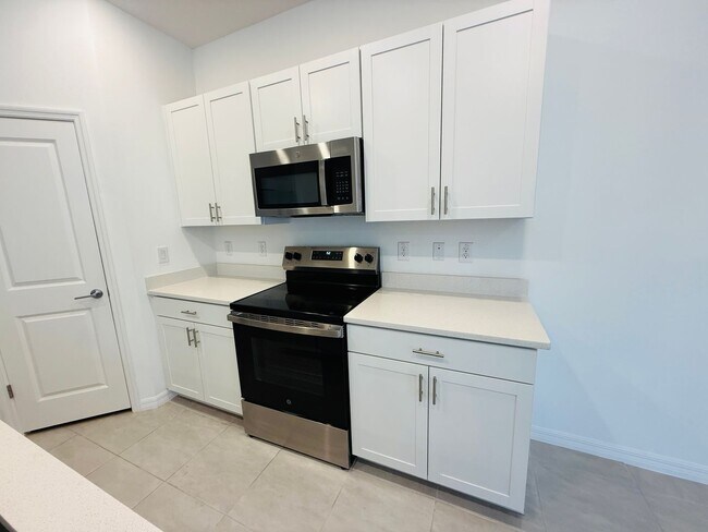 Building Photo - Townhome in The Townhomes of River Landing