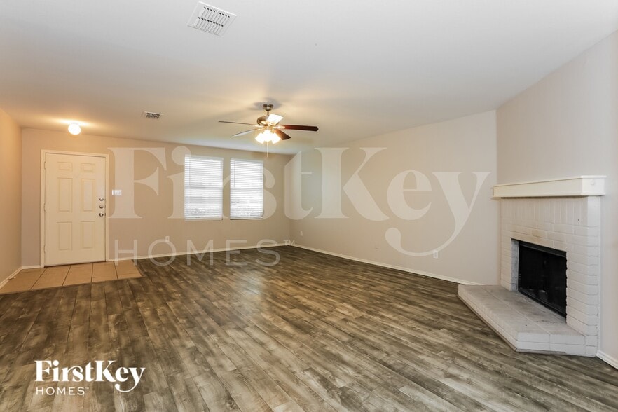 Building Photo - 1413 Erin Ct