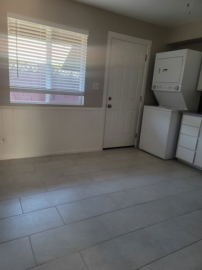 Building Photo - 4819 E Cambridge Ave