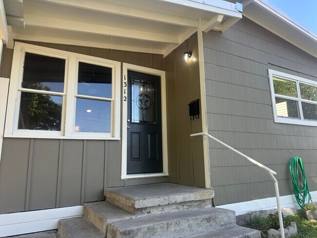 Building Photo - 1312 E Mesquite Ln