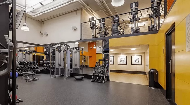 Building Photo - 320 W 71st St