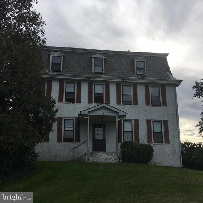 Building Photo - 409 Country Club Rd