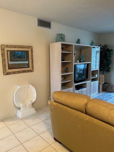 Building Photo - 2615 Garden Dr N