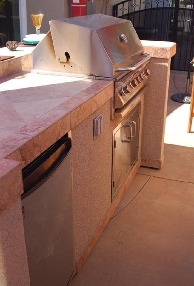 Building Photo - 1324 E Rose Ave