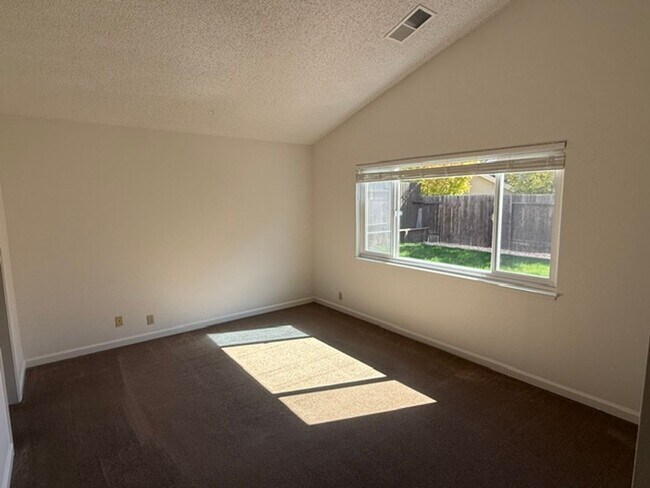 Building Photo - 512 Toyon Pl