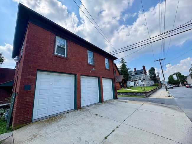 Building Photo - 2 Bedroom 1 Bathroom in Lebanon with Large...