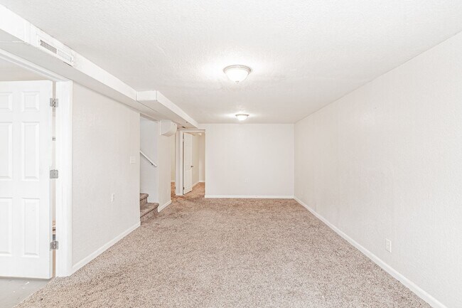 Building Photo - Exceptional 4-Bed, 2-Bath Home in Englewoo...