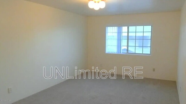 Building Photo - 3285 N Hedgewood Dr