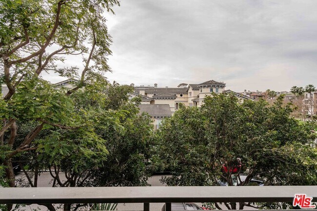 Building Photo - 6400 Crescent Prk E