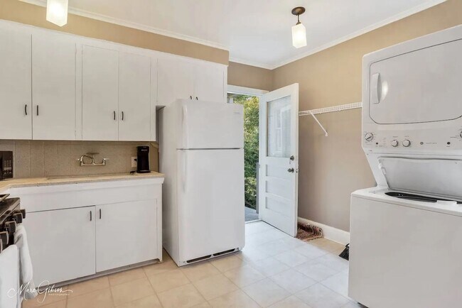 Building Photo - Fully Furnished All Bills Included - 2 bed...