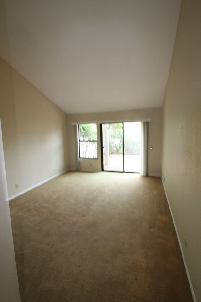 Building Photo - Rancho Bernardo End Unit Townhome - 2 Bed - 2 Bath -2 Car Garage - Private Patio