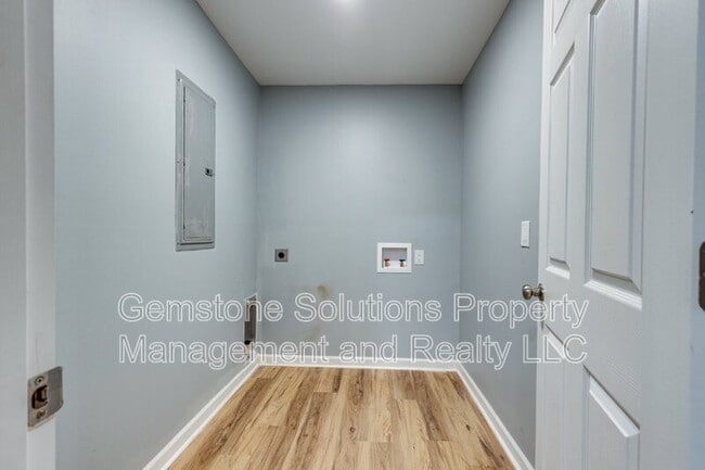 Building Photo - 2930 Primrose Cir