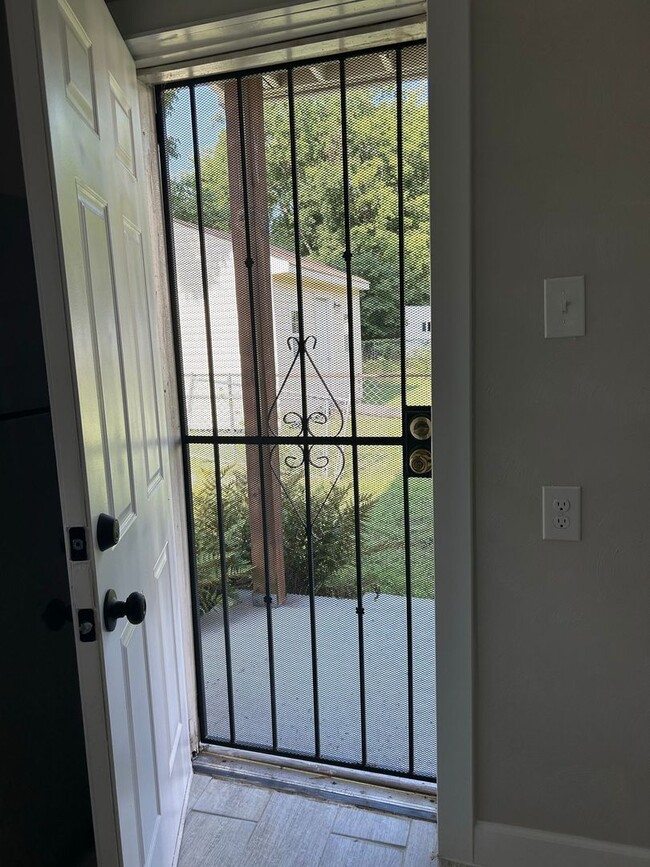 Building Photo - 2-Bedroom Duplex in Norfolk "ASK ABOUT OUR...
